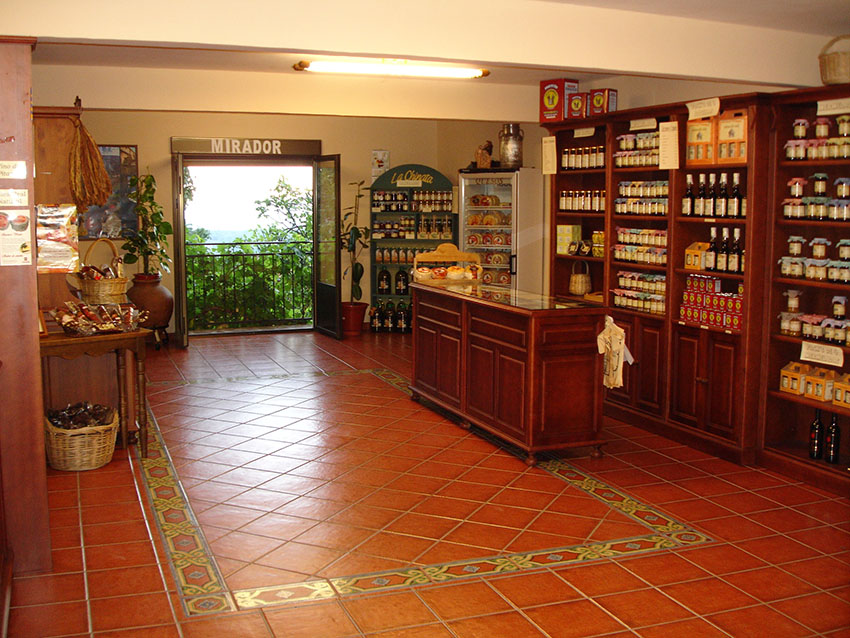 Tienda de mermeladas artesanales y licores Casa Alonso en Guijo de Santa Bárbara